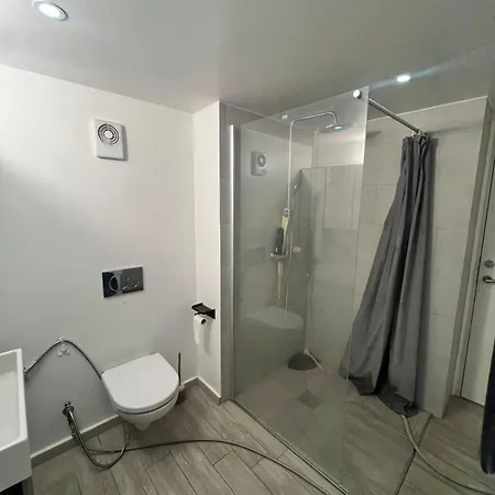 Modern House With Outdoor Area And Free Parking Apartamento